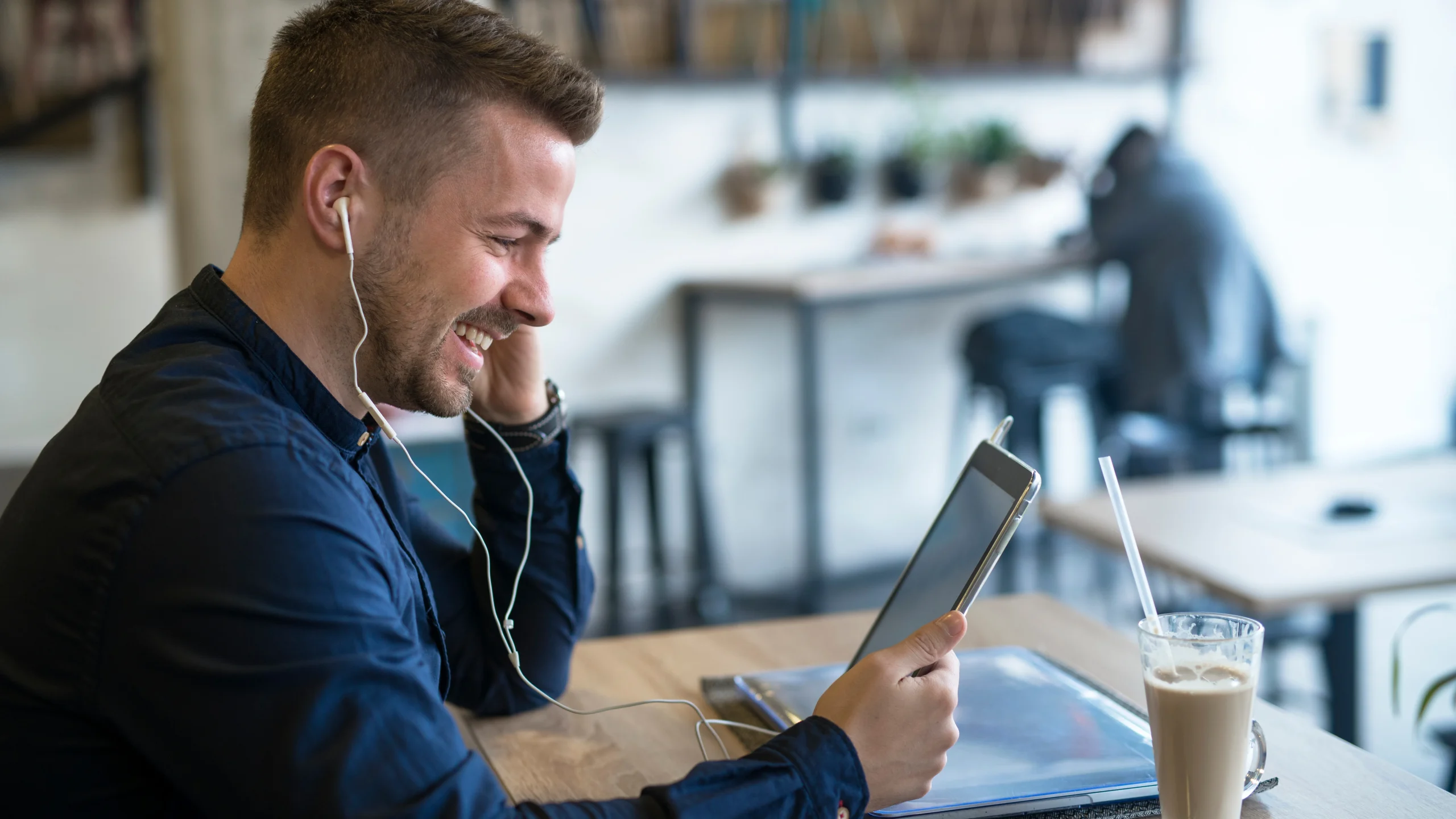 business-mann-tablet