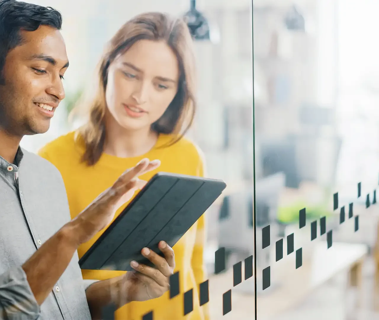 mann-und-frau-mit-tablet