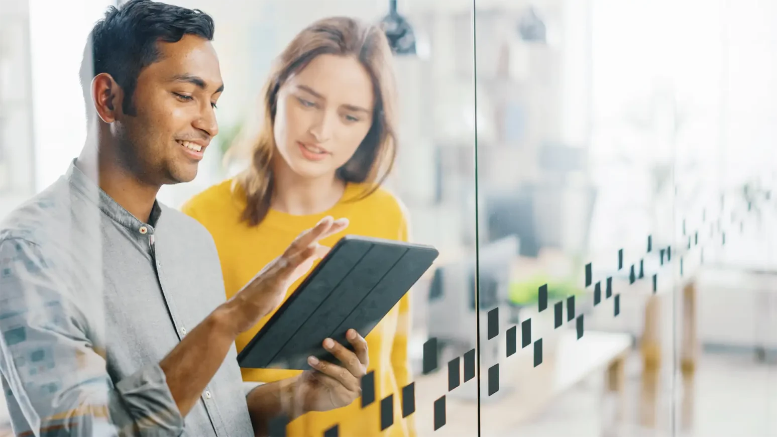 mann-und-frau-mit-tablet