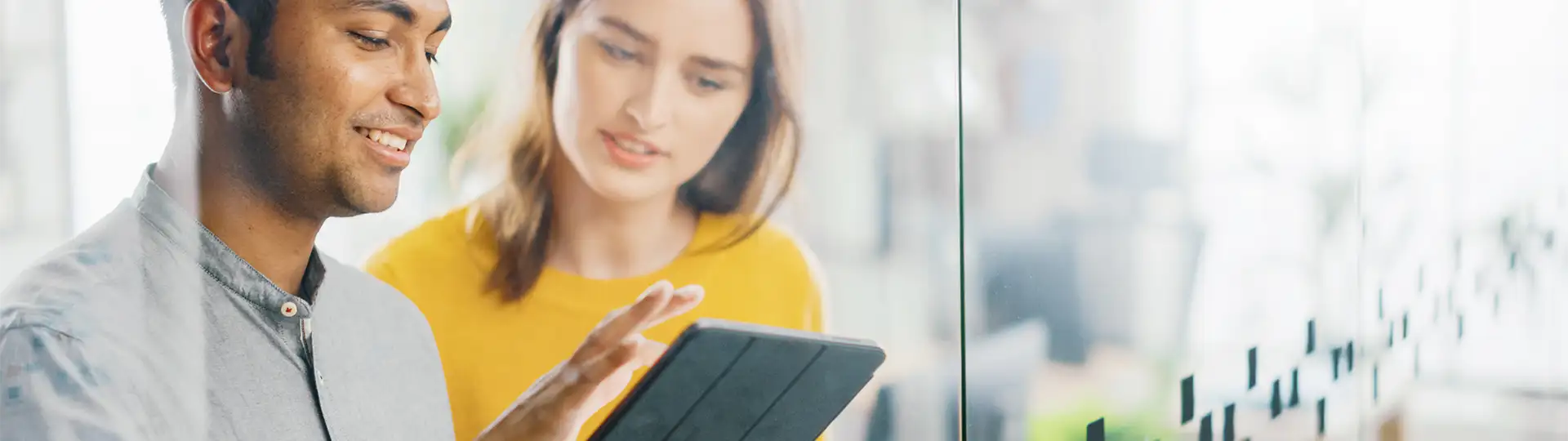 mann-und-frau-mit-tablet