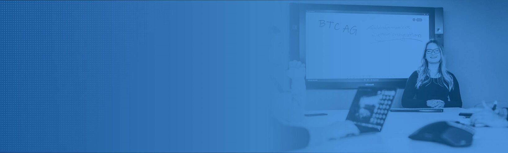 Bild, das angehende Auszubildene im Gespräch zeigt